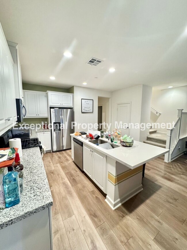 Building Photo - Ready to move in 3 bed 3 bath home!