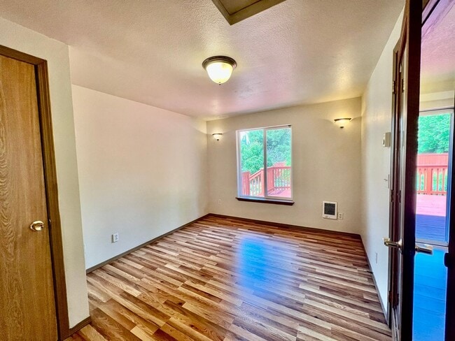 Building Photo - Spacious 4 BD + Den