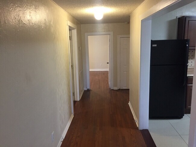 Building Photo - North Hyde Park Bungalow: Close to SOHO, Downtown & U.T.