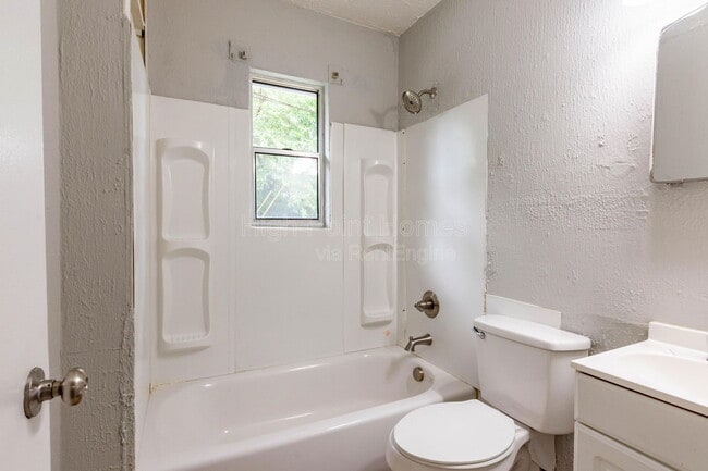 Building Photo - 433 Carver Ln