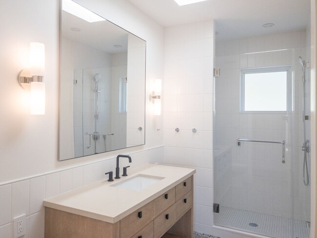 Building Photo - Stunning, Newly Remodeled, Top Floor Flat, Huge Private Deck,  Bay Views, Laundry! Parking! PROGR...