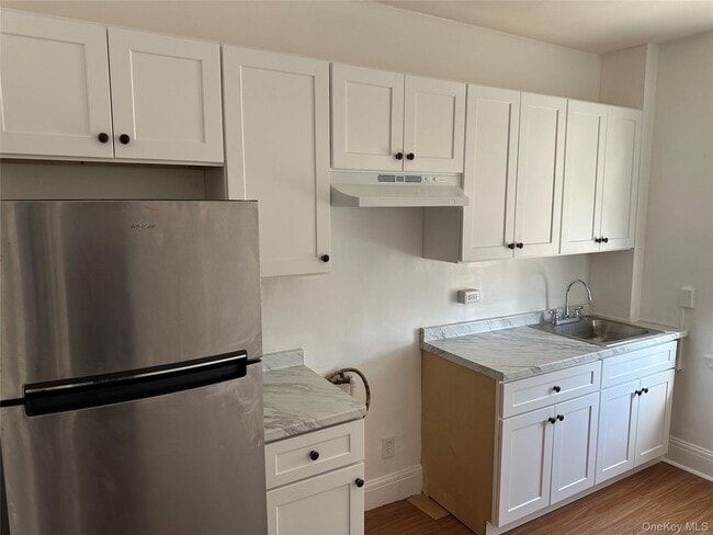 Building Photo - 675 Main St