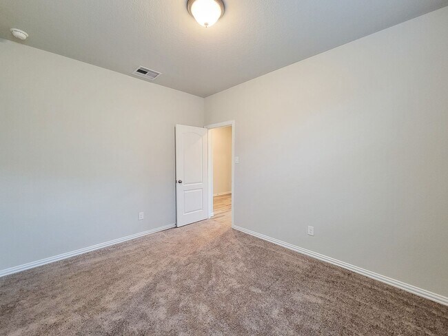 Building Photo - Quiet Cul De Sac! Tray Ceiling in Family & Primary suite. Wood Like Tile, Modern Gray Walls, Grea...