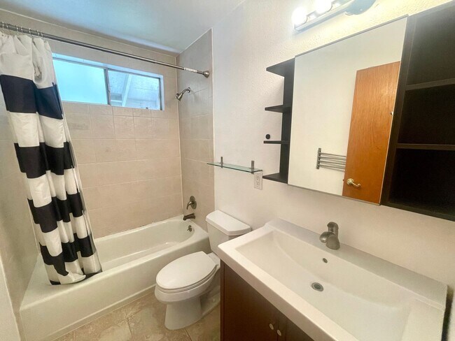 Building Photo - 1 Bedroom Condo Near Downtown WC