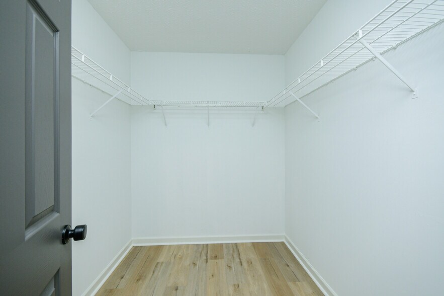 Building Photo - Room in House on Brown Dr