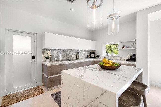 Building Photo - 775 W 49th St