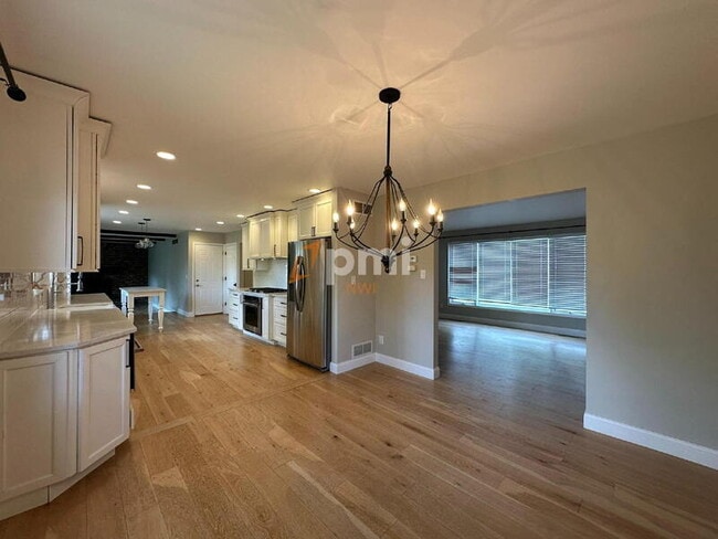 Building Photo - 9604 Walnut Dr
