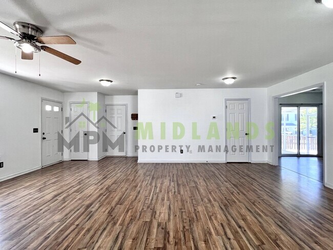 Building Photo - 492 Denman Loop