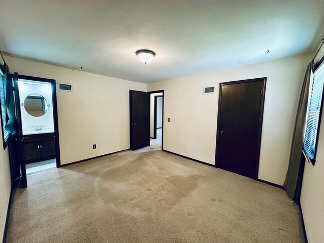 Building Photo - {12119} Spacious Home in Fantastic Locatio...