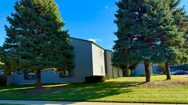 Building Photo - Lower 2-Bedroom | Heat Included & Fully Renovated