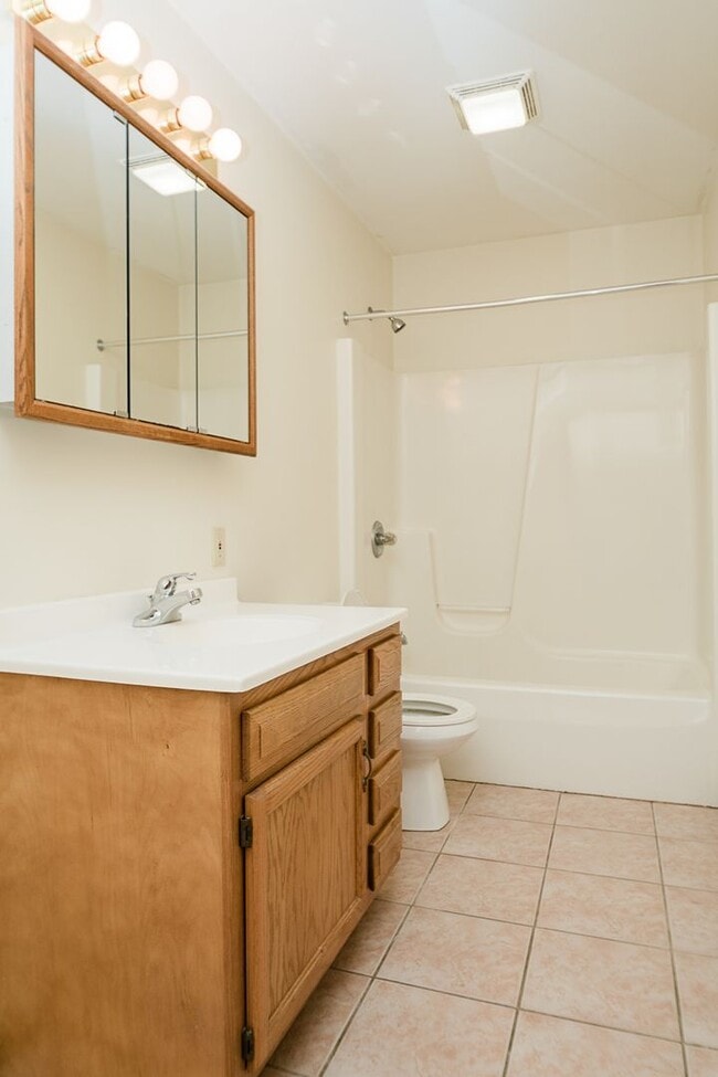 Building Photo - 2 bedroom / 1.5 bathroom Townhome in Chest...