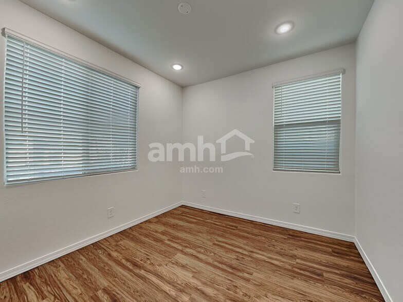 Building Photo - 781 S 150th Dr