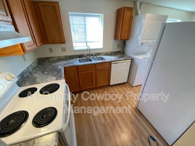 Building Photo - 704 Ferris Ct