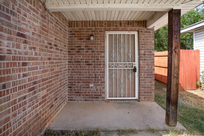 Building Photo - Comfort and Convenience of 3BD/2BA Duplex in Fort Worth!