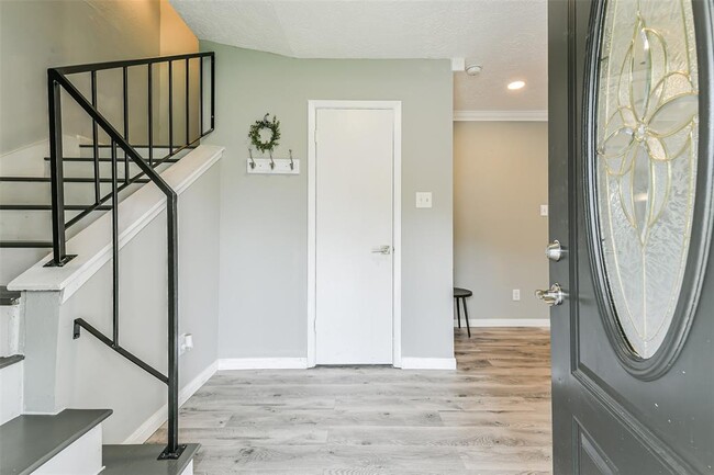 Building Photo - 207 Woodvale Dr