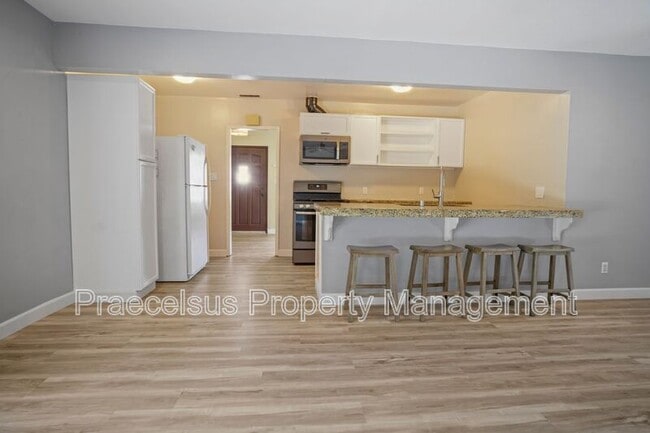 Building Photo - 5960 Nagel St