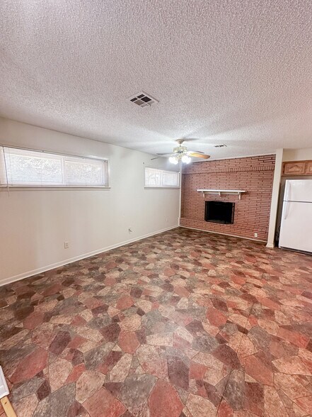 Building Photo - 924 NW Runyon Rd