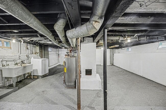 Building Photo - Updated 3BR Upper Unit with Garage Parking and Porch