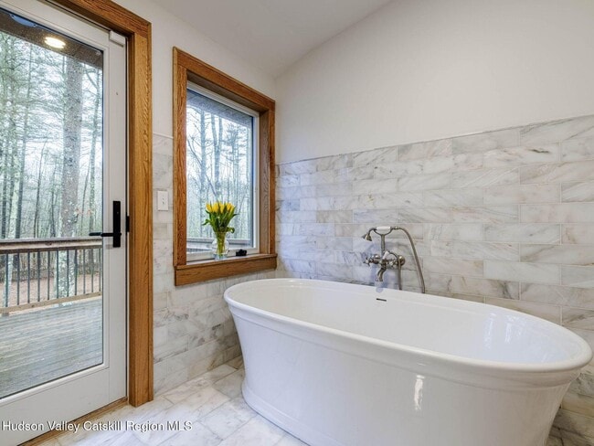 Building Photo - 10 Purdy Hollow Rd