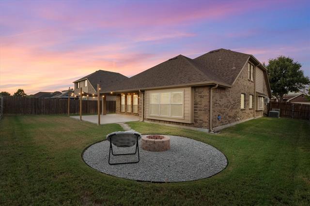 Building Photo - 4802 Oakview Dr