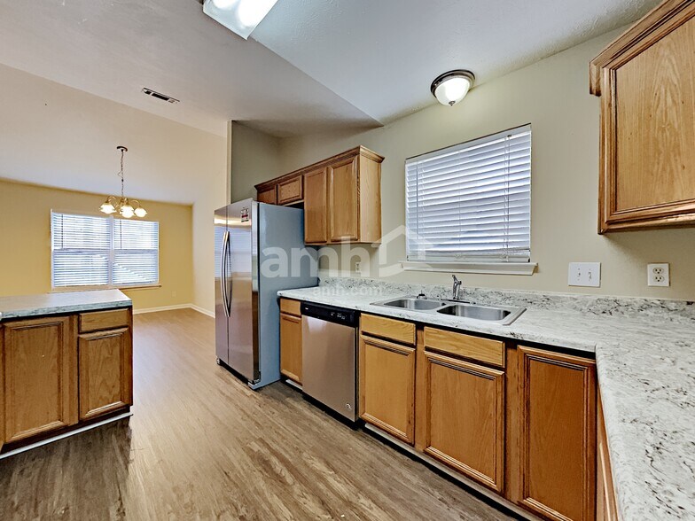 Building Photo - 634 Mable Dr