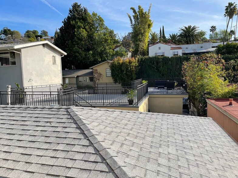 View From Balcont - 2328 N Beachwood Dr