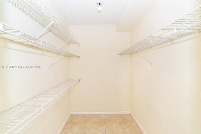 Building Photo - 17150 N Bay Rd