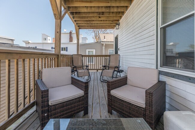 Building Photo - 420 E 6th St