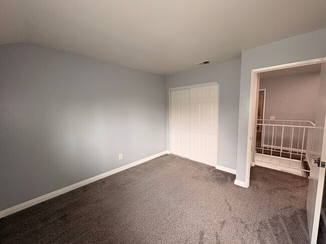 Building Photo - 3 Bed, 2.5 Bath in Ontario!