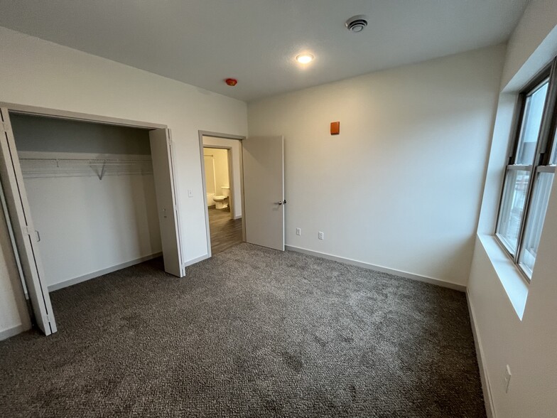 Large Bedroom and Closet - 202 Valley Green Sq