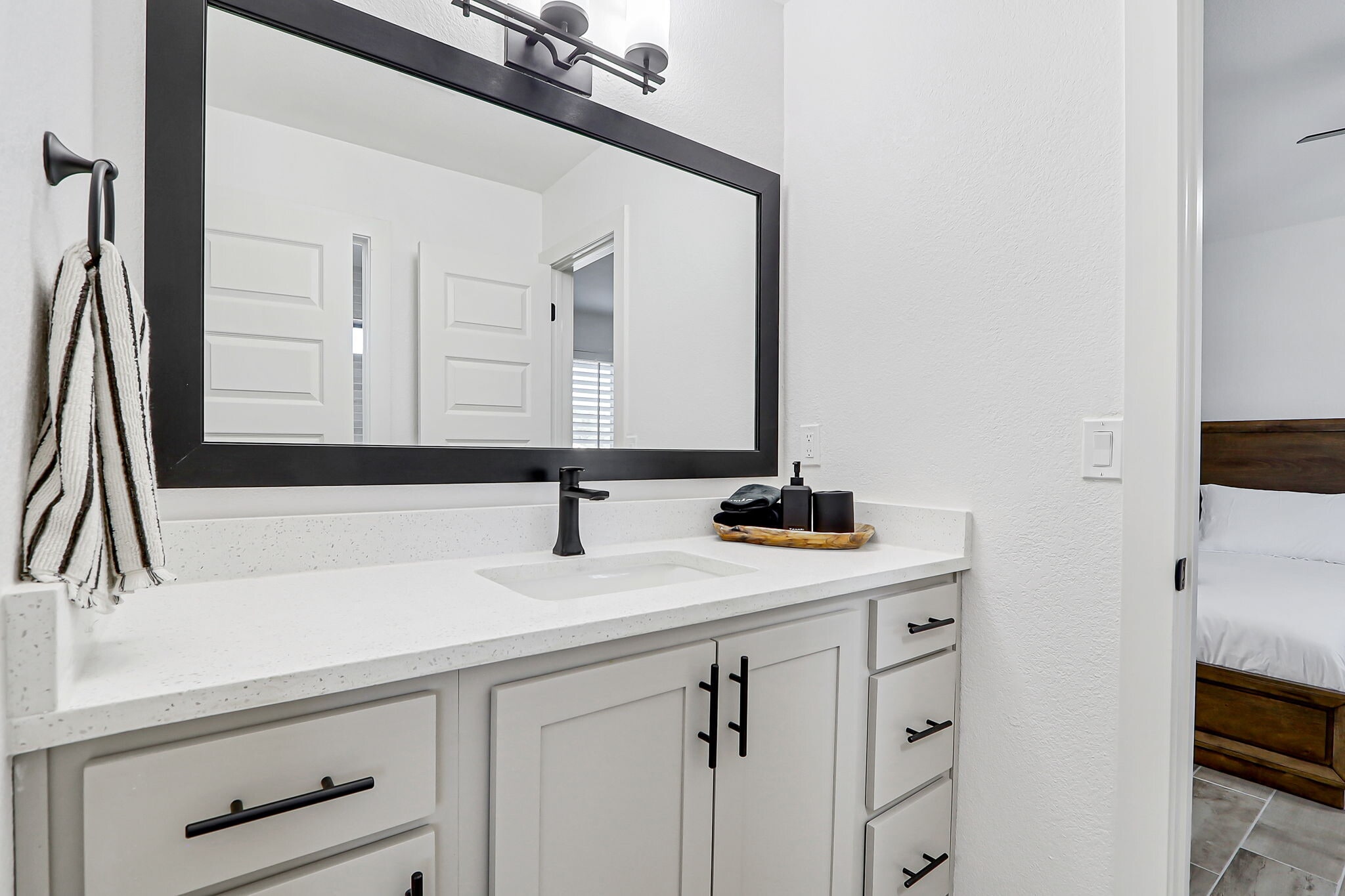 Full shared bathroom - 11663 Dos Palmas Dr