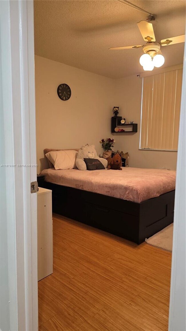 Building Photo - 750 NE 199th St