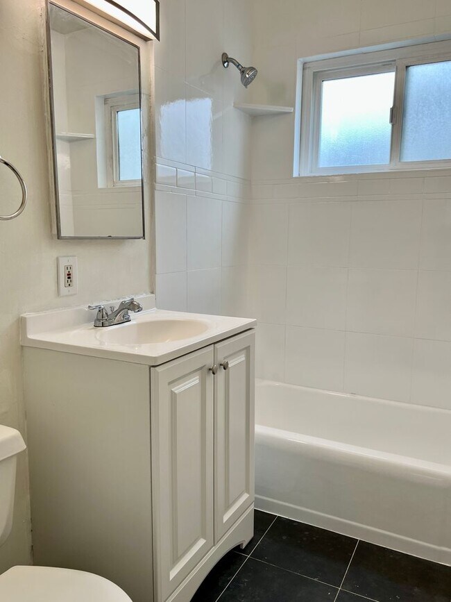 Building Photo - 2BD 1BA Apt Next to USD - Spacious Downstairs Unit, Pet Friendly, 1 Parking Space, No Carpet