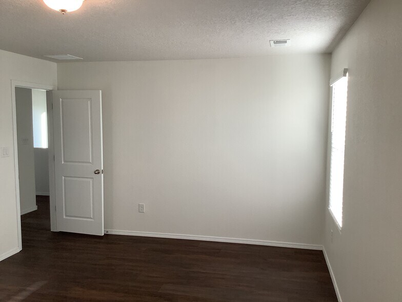 Building Photo - 2281 Solara Loop NE