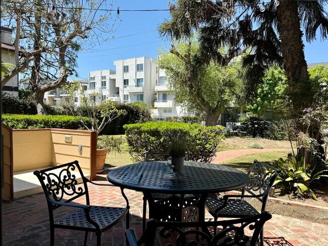 Building Photo - Lion's Grove B