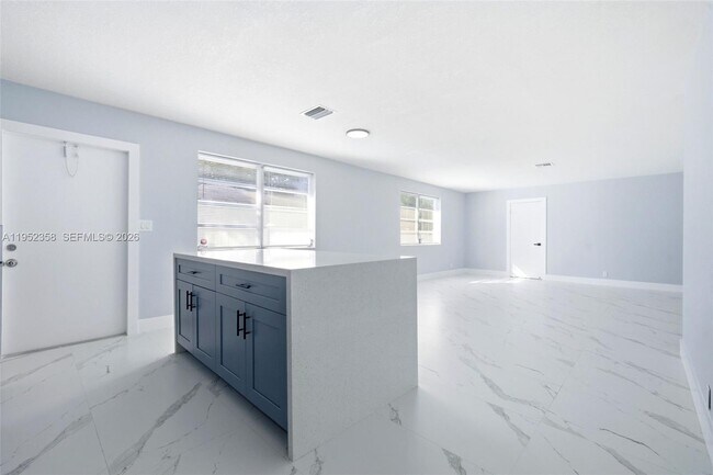 Building Photo - 2440 Hayes St