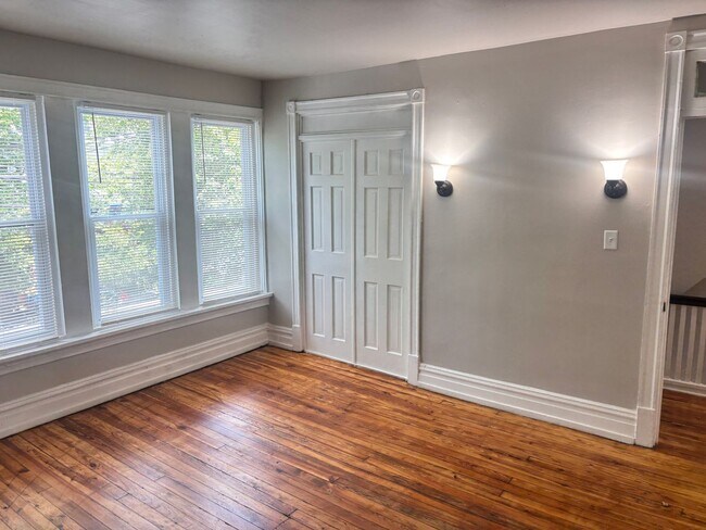 Building Photo - 4 Bedroom, 2 Full Baths Harrisburg House for Rent