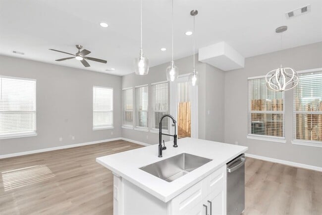 Building Photo - 2347 Hoskins Dr