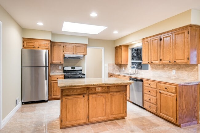 Building Photo - Beautiful Los Gatos Home Minutes to Downto...