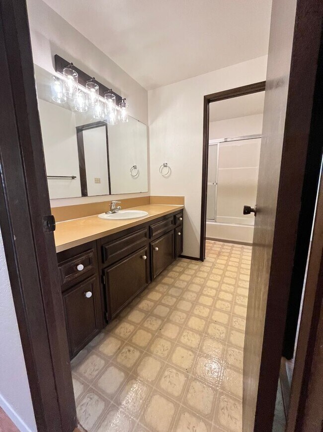 Building Photo - Stone Court Duplex