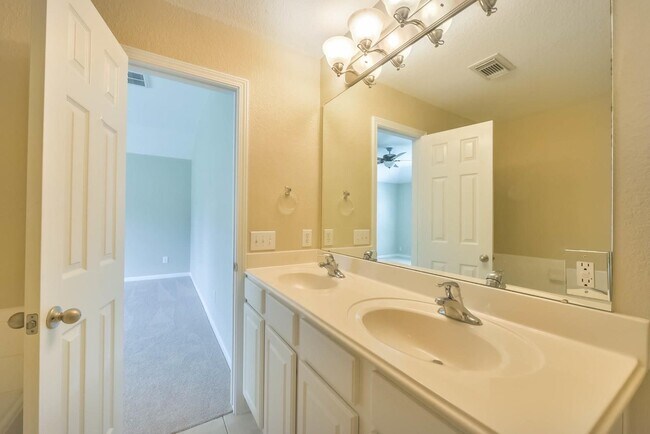 Building Photo - 21115 Amber Crossing Dr