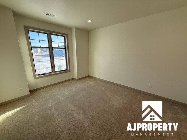 Building Photo - 8609 W Shoreline Pl