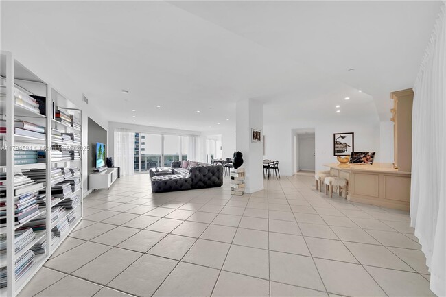 Primary Photo - 9601 Collins Ave