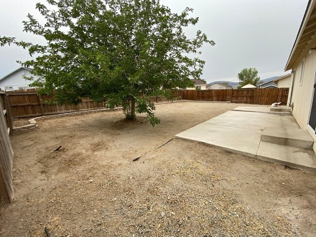 Building Photo - Charming 3 Bedroom
