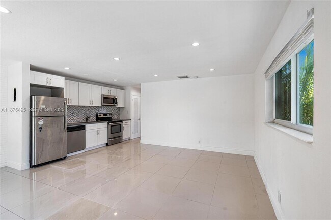 Building Photo - 2201 NE 14th Ave