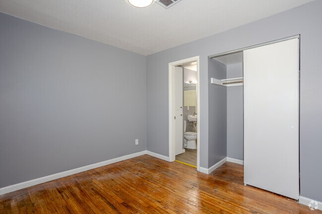 1BR, 1BA - 465SF - Bedroom - Hilton Arms II LLC