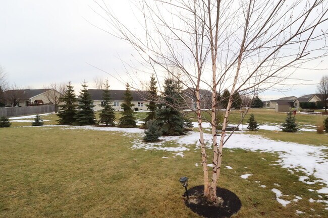 Building Photo - Large 3 Bedroom 2 Bath Townhouse style Duplex