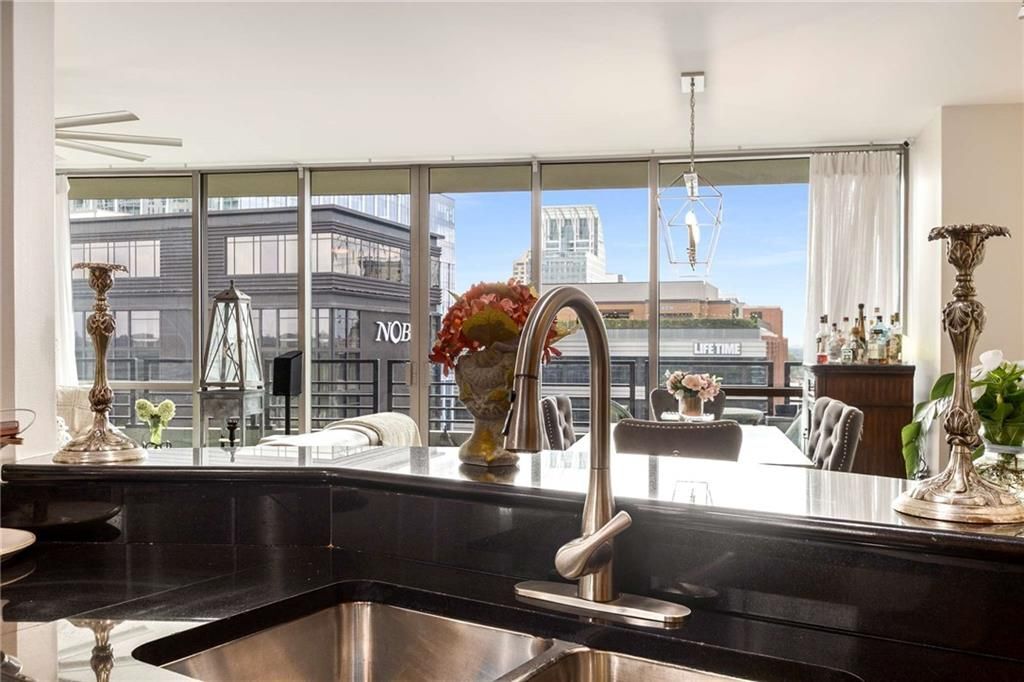 Building Photo - 700 Park Regency Pl NE