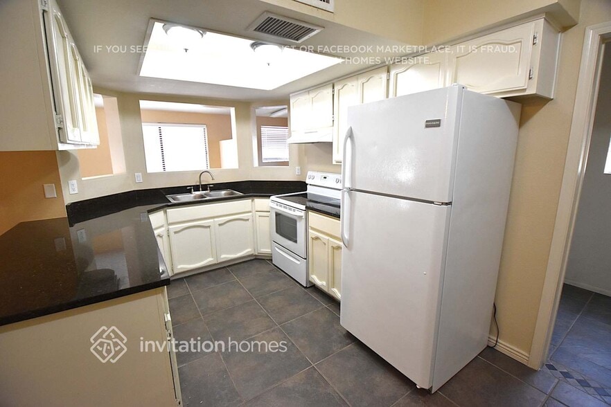 Building Photo - 624 W Keats Ave