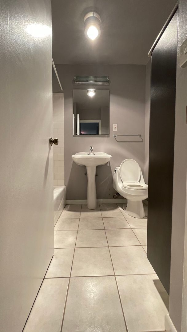 Building Photo - Nice 1 bedroom Condo in Gold Coast/Old Town